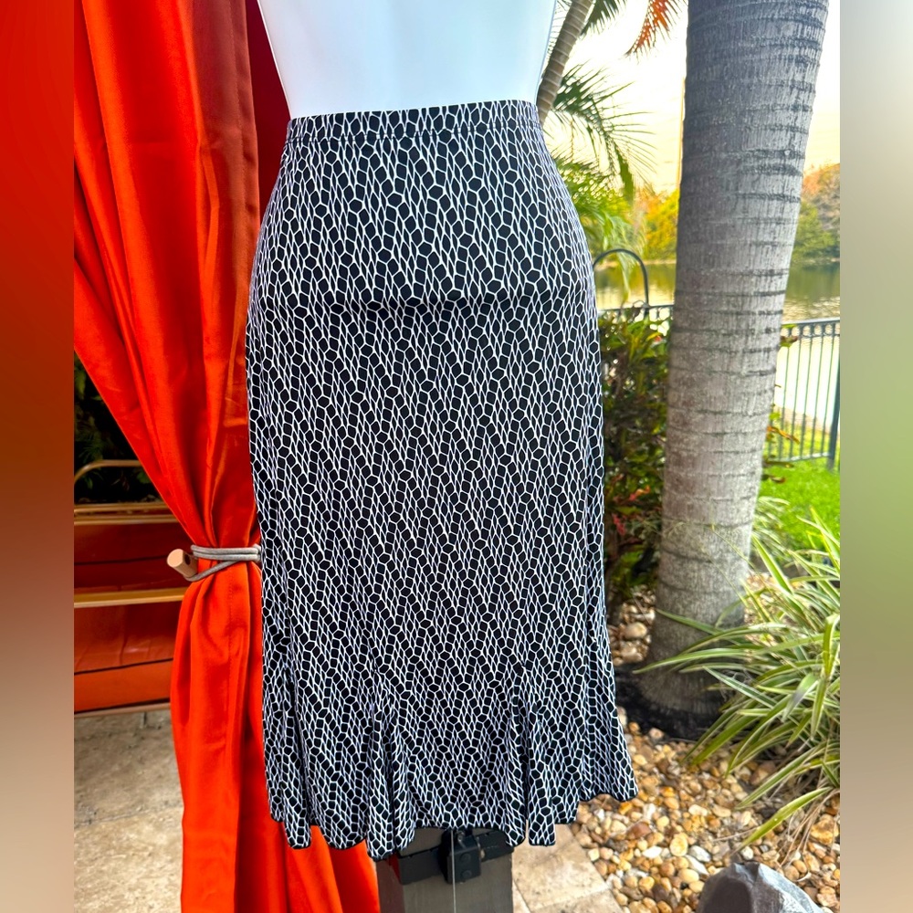 Perception Elegant Black and White Patterned Midi Skirt Petite M